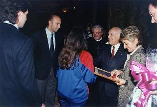 Il Presidente della Repubblica Oscar Luigi Scalfaro riceve in udienza l'on. avv. Rosa Russo Jervolino, con una delegazione del Centro anziani e dell'Oratorio di piazza Adriana (Roma), gestito dai fratelli di Nostra Signora della Misericordia
