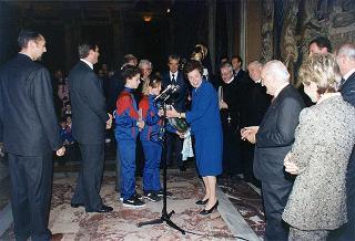 Il Presidente della Repubblica Oscar Luigi Scalfaro riceve in udienza l'on. avv. Rosa Russo Jervolino, con una delegazione del Centro anziani e dell'Oratorio di piazza Adriana (Roma), gestito dai fratelli di Nostra Signora della Misericordia