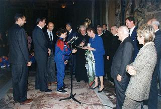 Il Presidente della Repubblica Oscar Luigi Scalfaro riceve in udienza l'on. avv. Rosa Russo Jervolino, con una delegazione del Centro anziani e dell'Oratorio di piazza Adriana (Roma), gestito dai fratelli di Nostra Signora della Misericordia