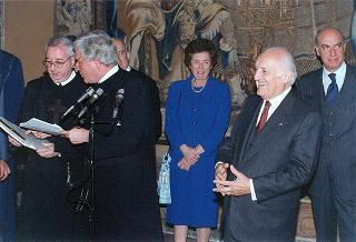 Il Presidente della Repubblica Oscar Luigi Scalfaro riceve in udienza l'on. avv. Rosa Russo Jervolino, con una delegazione del Centro anziani e dell'Oratorio di piazza Adriana (Roma), gestito dai fratelli di Nostra Signora della Misericordia