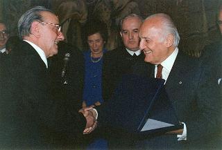 Il Presidente della Repubblica Oscar Luigi Scalfaro riceve in udienza l'on. avv. Rosa Russo Jervolino, con una delegazione del Centro anziani e dell'Oratorio di piazza Adriana (Roma), gestito dai fratelli di Nostra Signora della Misericordia