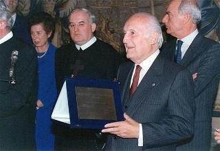 Il Presidente della Repubblica Oscar Luigi Scalfaro riceve in udienza l'on. avv. Rosa Russo Jervolino, con una delegazione del Centro anziani e dell'Oratorio di piazza Adriana (Roma), gestito dai fratelli di Nostra Signora della Misericordia