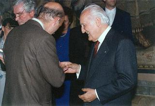 Il Presidente della Repubblica Oscar Luigi Scalfaro riceve in udienza l'on. avv. Rosa Russo Jervolino, con una delegazione del Centro anziani e dell'Oratorio di piazza Adriana (Roma), gestito dai fratelli di Nostra Signora della Misericordia