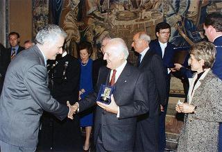 Il Presidente della Repubblica Oscar Luigi Scalfaro riceve in udienza l'on. avv. Rosa Russo Jervolino, con una delegazione del Centro anziani e dell'Oratorio di piazza Adriana (Roma), gestito dai fratelli di Nostra Signora della Misericordia