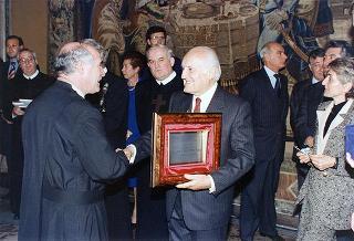Il Presidente della Repubblica Oscar Luigi Scalfaro riceve in udienza l'on. avv. Rosa Russo Jervolino, con una delegazione del Centro anziani e dell'Oratorio di piazza Adriana (Roma), gestito dai fratelli di Nostra Signora della Misericordia