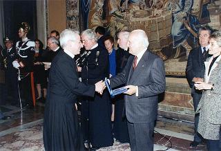 Il Presidente della Repubblica Oscar Luigi Scalfaro riceve in udienza l'on. avv. Rosa Russo Jervolino, con una delegazione del Centro anziani e dell'Oratorio di piazza Adriana (Roma), gestito dai fratelli di Nostra Signora della Misericordia
