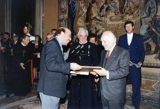 Il Presidente della Repubblica Oscar Luigi Scalfaro riceve in udienza l'on. avv. Rosa Russo Jervolino, con una delegazione del Centro anziani e dell'Oratorio di piazza Adriana (Roma), gestito dai fratelli di Nostra Signora della Misericordia