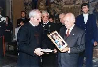 Il Presidente della Repubblica Oscar Luigi Scalfaro riceve in udienza l'on. avv. Rosa Russo Jervolino, con una delegazione del Centro anziani e dell'Oratorio di piazza Adriana (Roma), gestito dai fratelli di Nostra Signora della Misericordia