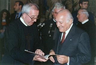 Il Presidente della Repubblica Oscar Luigi Scalfaro riceve in udienza l'on. avv. Rosa Russo Jervolino, con una delegazione del Centro anziani e dell'Oratorio di piazza Adriana (Roma), gestito dai fratelli di Nostra Signora della Misericordia