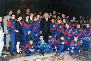 Il Presidente della Repubblica Oscar Luigi Scalfaro riceve in udienza l'on. avv. Rosa Russo Jervolino, con una delegazione del Centro anziani e dell'Oratorio di piazza Adriana (Roma), gestito dai fratelli di Nostra Signora della Misericordia