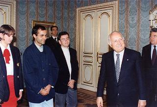 Il Presidente della Repubblica Oscar Luigi Scalfaro riceve in udienza una delegazione di studenti del Liceo scientifico "Mericianum" di Sesto Calende (Varese)