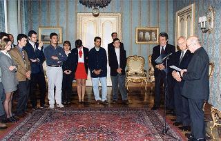 Il Presidente della Repubblica Oscar Luigi Scalfaro riceve in udienza una delegazione di studenti del Liceo scientifico "Mericianum" di Sesto Calende (Varese)