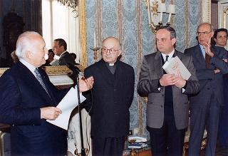 Il Presidente della Repubblica Oscar Luigi Scalfaro riceve in udienza una delegazione di studenti del Liceo scientifico "Mericianum" di Sesto Calende (Varese)