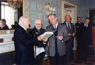 Il Presidente della Repubblica Oscar Luigi Scalfaro riceve in udienza una delegazione di studenti del Liceo scientifico "Mericianum" di Sesto Calende (Varese)