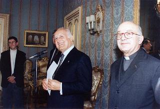Il Presidente della Repubblica Oscar Luigi Scalfaro riceve in udienza una delegazione di studenti del Liceo scientifico "Mericianum" di Sesto Calende (Varese)