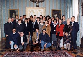 Il Presidente della Repubblica Oscar Luigi Scalfaro riceve in udienza una delegazione di studenti del Liceo scientifico "Mericianum" di Sesto Calende (Varese)