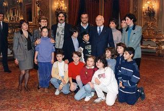 Il Presidente della Repubblica Oscar Luigi Scalfaro riceve in visita di omaggio un  gruppo di studenti di Sarajevo ospiti dell'Associazione culturale per l'ecologia e la solidarietà &quot;Isola di Peter Pan&quot;