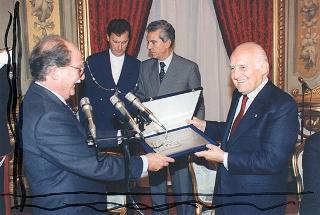 Gian Paolo Carrozza, presidente della Confederazione italiana dirigenti di azienda, con i dirigenti della CIDA per il 50° anniversario di fondazione