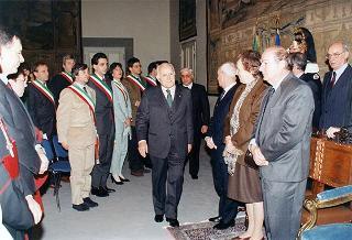Visita del Presidente della Repubblica Oscar Luigi Scalfaro alla città di Firenze: incontro con le autorità locali ed i sindaci della Provincia nel Salone Carlo VIII nel Palazzo della Prefettura