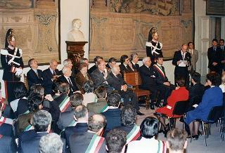 Visita del Presidente della Repubblica Oscar Luigi Scalfaro alla città di Firenze: incontro con le autorità locali ed i sindaci della Provincia nel Salone Carlo VIII nel Palazzo della Prefettura