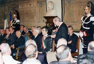 Visita del Presidente della Repubblica Oscar Luigi Scalfaro alla città di Firenze: incontro con le autorità locali ed i sindaci della Provincia nel Salone Carlo VIII nel Palazzo della Prefettura