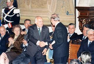 Visita del Presidente della Repubblica Oscar Luigi Scalfaro alla città di Firenze: incontro con le autorità locali ed i sindaci della Provincia nel Salone Carlo VIII nel Palazzo della Prefettura
