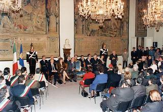 Visita del Presidente della Repubblica Oscar Luigi Scalfaro alla città di Firenze: incontro con le autorità locali ed i sindaci della Provincia nel Salone Carlo VIII nel Palazzo della Prefettura