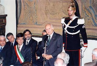 Visita del Presidente della Repubblica Oscar Luigi Scalfaro alla città di Firenze: incontro con le autorità locali ed i sindaci della Provincia nel Salone Carlo VIII nel Palazzo della Prefettura