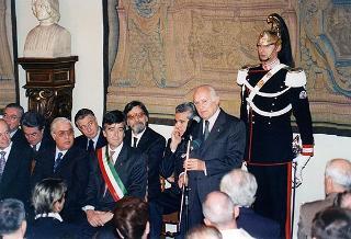 Visita del Presidente della Repubblica Oscar Luigi Scalfaro alla città di Firenze: incontro con le autorità locali ed i sindaci della Provincia nel Salone Carlo VIII nel Palazzo della Prefettura
