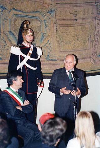 Visita del Presidente della Repubblica Oscar Luigi Scalfaro alla città di Firenze: incontro con le autorità locali ed i sindaci della Provincia nel Salone Carlo VIII nel Palazzo della Prefettura