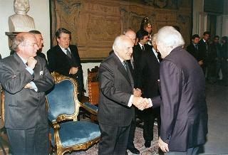 Visita del Presidente della Repubblica Oscar Luigi Scalfaro alla città di Firenze: incontro con le autorità locali ed i sindaci della Provincia nel Salone Carlo VIII nel Palazzo della Prefettura