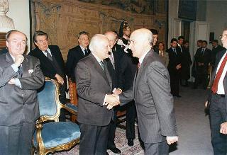 Visita del Presidente della Repubblica Oscar Luigi Scalfaro alla città di Firenze: incontro con le autorità locali ed i sindaci della Provincia nel Salone Carlo VIII nel Palazzo della Prefettura