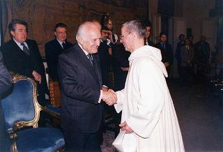 Visita del Presidente della Repubblica Oscar Luigi Scalfaro alla città di Firenze: incontro con le autorità locali ed i sindaci della Provincia nel Salone Carlo VIII nel Palazzo della Prefettura