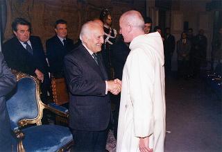 Visita del Presidente della Repubblica Oscar Luigi Scalfaro alla città di Firenze: incontro con le autorità locali ed i sindaci della Provincia nel Salone Carlo VIII nel Palazzo della Prefettura