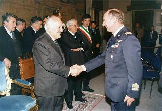 Visita del Presidente della Repubblica Oscar Luigi Scalfaro alla città di Firenze: incontro con le autorità locali ed i sindaci della Provincia nel Salone Carlo VIII nel Palazzo della Prefettura