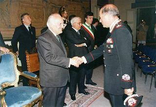 Visita del Presidente della Repubblica Oscar Luigi Scalfaro alla città di Firenze: incontro con le autorità locali ed i sindaci della Provincia nel Salone Carlo VIII nel Palazzo della Prefettura