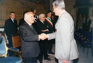 Visita del Presidente della Repubblica Oscar Luigi Scalfaro alla città di Firenze: incontro con le autorità locali ed i sindaci della Provincia nel Salone Carlo VIII nel Palazzo della Prefettura