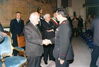 Visita del Presidente della Repubblica Oscar Luigi Scalfaro alla città di Firenze: incontro con le autorità locali ed i sindaci della Provincia nel Salone Carlo VIII nel Palazzo della Prefettura