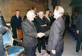 Visita del Presidente della Repubblica Oscar Luigi Scalfaro alla città di Firenze: incontro con le autorità locali ed i sindaci della Provincia nel Salone Carlo VIII nel Palazzo della Prefettura