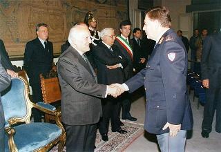 Visita del Presidente della Repubblica Oscar Luigi Scalfaro alla città di Firenze: incontro con le autorità locali ed i sindaci della Provincia nel Salone Carlo VIII nel Palazzo della Prefettura