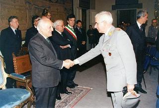 Visita del Presidente della Repubblica Oscar Luigi Scalfaro alla città di Firenze: incontro con le autorità locali ed i sindaci della Provincia nel Salone Carlo VIII nel Palazzo della Prefettura