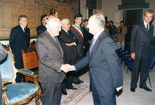 Visita del Presidente della Repubblica Oscar Luigi Scalfaro alla città di Firenze: incontro con le autorità locali ed i sindaci della Provincia nel Salone Carlo VIII nel Palazzo della Prefettura