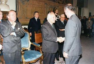 Visita del Presidente della Repubblica Oscar Luigi Scalfaro alla città di Firenze: incontro con le autorità locali ed i sindaci della Provincia nel Salone Carlo VIII nel Palazzo della Prefettura