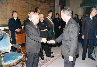 Visita del Presidente della Repubblica Oscar Luigi Scalfaro alla città di Firenze: incontro con le autorità locali ed i sindaci della Provincia nel Salone Carlo VIII nel Palazzo della Prefettura