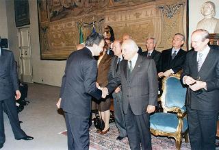Visita del Presidente della Repubblica Oscar Luigi Scalfaro alla città di Firenze: incontro con le autorità locali ed i sindaci della Provincia nel Salone Carlo VIII nel Palazzo della Prefettura