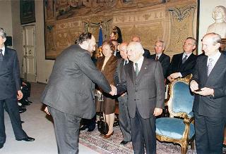 Visita del Presidente della Repubblica Oscar Luigi Scalfaro alla città di Firenze: incontro con le autorità locali ed i sindaci della Provincia nel Salone Carlo VIII nel Palazzo della Prefettura