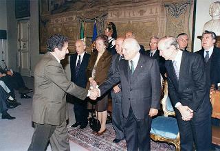 Visita del Presidente della Repubblica Oscar Luigi Scalfaro alla città di Firenze: incontro con le autorità locali ed i sindaci della Provincia nel Salone Carlo VIII nel Palazzo della Prefettura