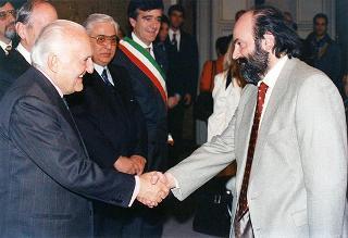 Visita del Presidente della Repubblica Oscar Luigi Scalfaro alla città di Firenze: incontro con le autorità locali ed i sindaci della Provincia nel Salone Carlo VIII nel Palazzo della Prefettura