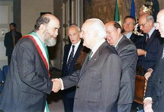 Visita del Presidente della Repubblica Oscar Luigi Scalfaro alla città di Firenze: incontro con le autorità locali ed i sindaci della Provincia nel Salone Carlo VIII nel Palazzo della Prefettura