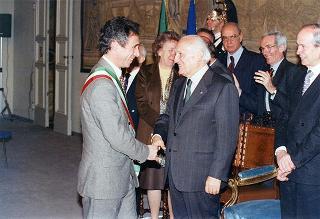 Visita del Presidente della Repubblica Oscar Luigi Scalfaro alla città di Firenze: incontro con le autorità locali ed i sindaci della Provincia nel Salone Carlo VIII nel Palazzo della Prefettura
